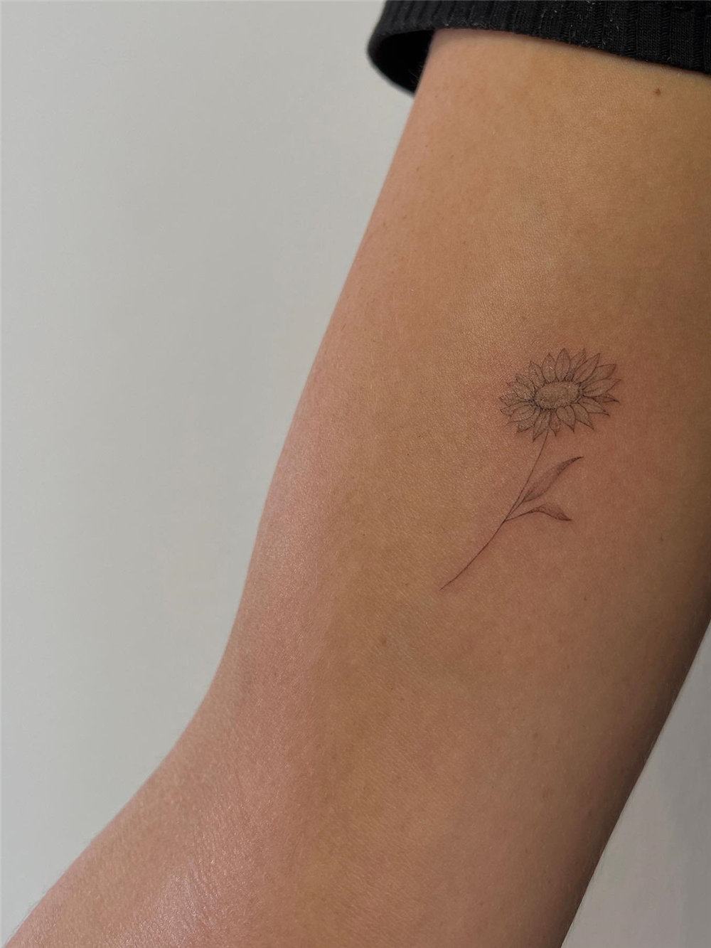 small tattoo for women, small tattoos with meaning, simple small tattoos for women, cute small tattoo ideas, #smalltattoos simpletattoos #tattoosforwomen