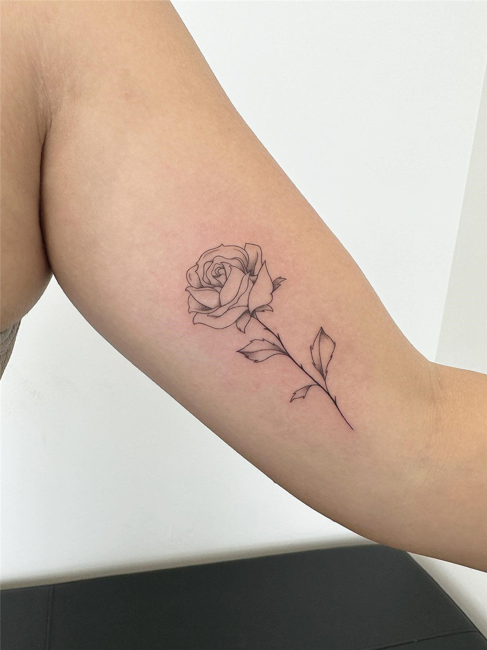 Rose Tattoo Ideas, Beautiful Rose Tattoos for Women, fineline rose tattoo ideas, simple rose tattoo designs