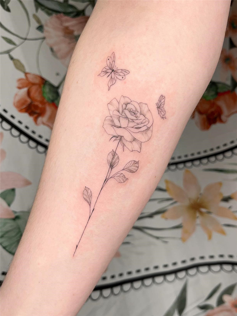 Rose Tattoo Ideas, Beautiful Rose Tattoos for Women, fineline rose tattoo ideas, simple rose tattoo designs