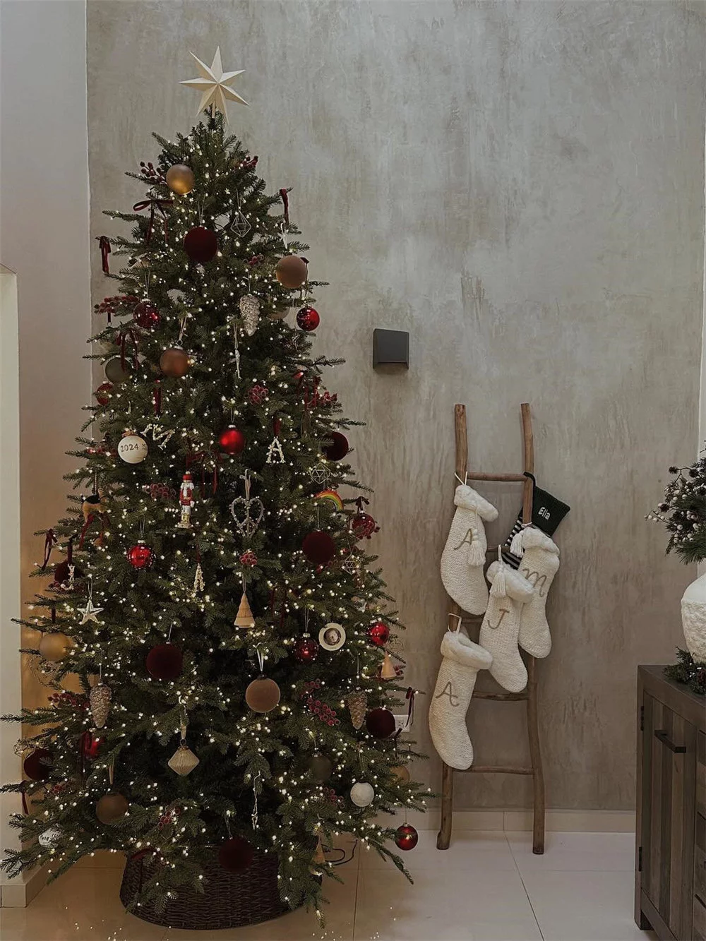 Festive Christmas Tree Decorating Ideas