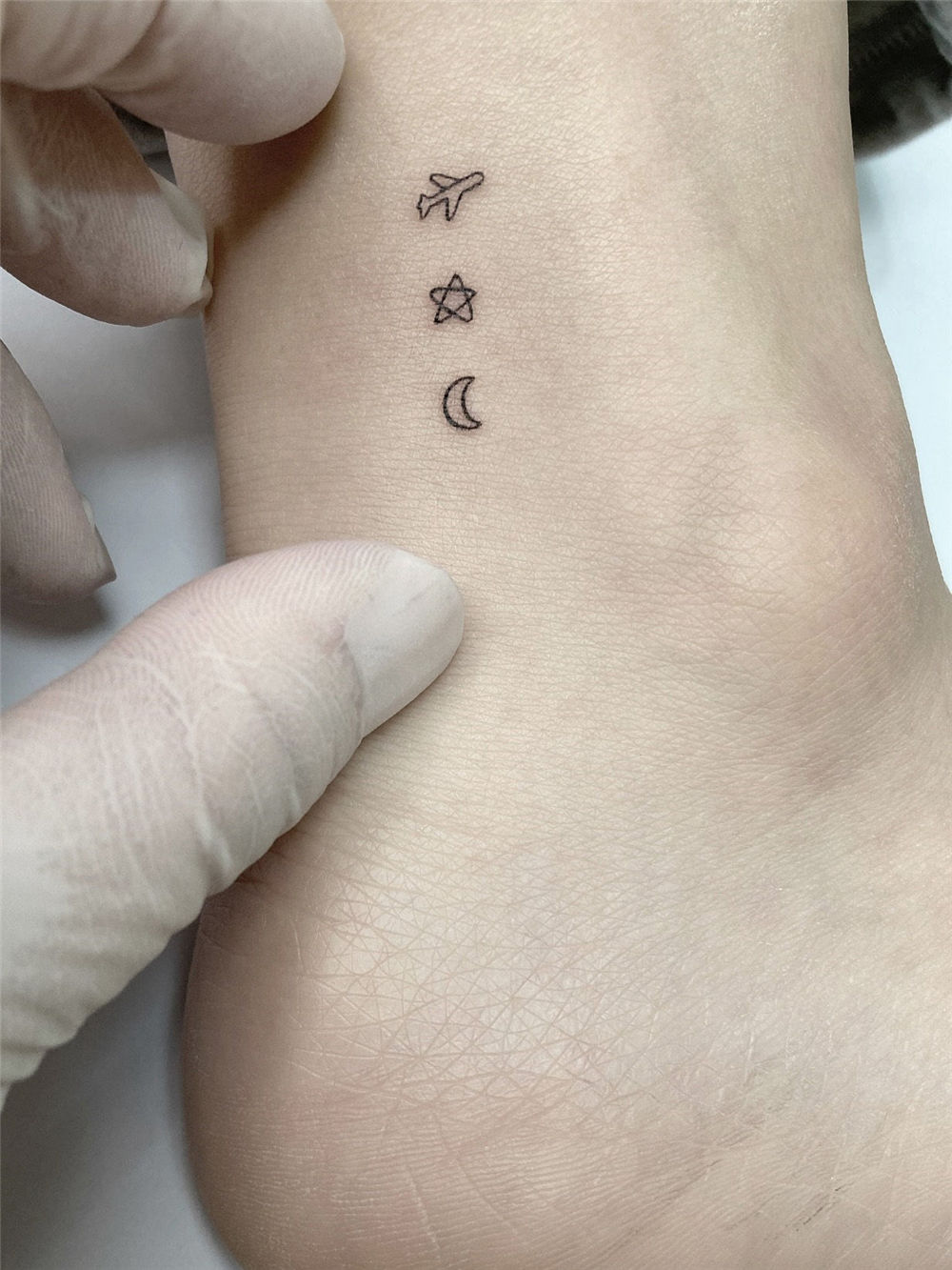 30+ Simple Fine Line Tattoo Ideas for Female