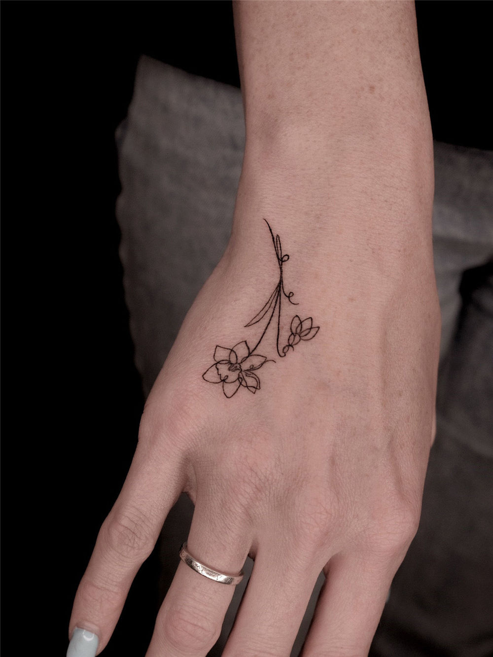30+ Simple Fine Line Tattoo Ideas for Female