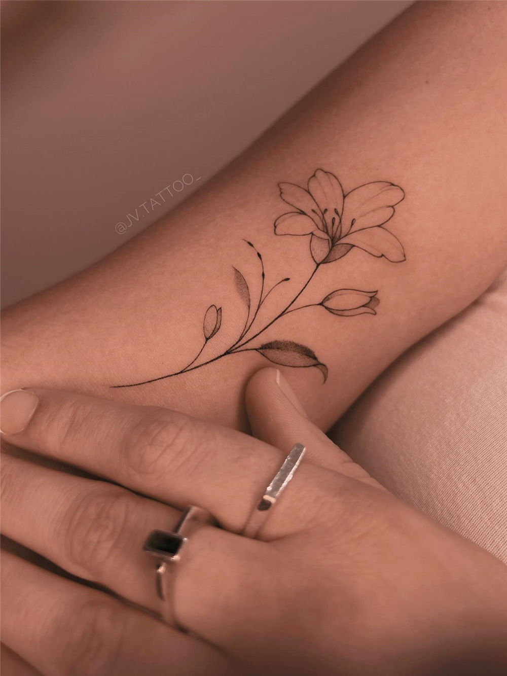 30+ Simple Fine Line Tattoo Ideas for Female