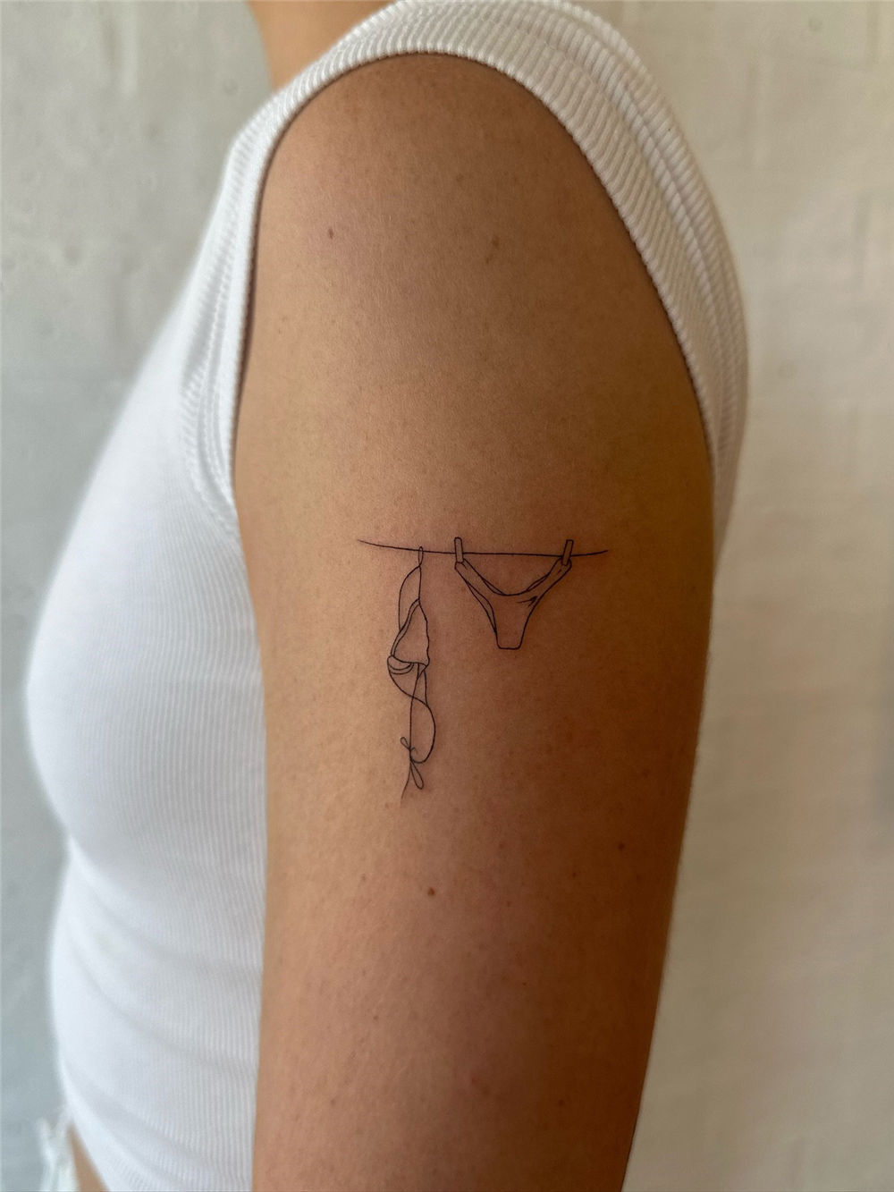 30+ Simple Fine Line Tattoo Ideas for Female