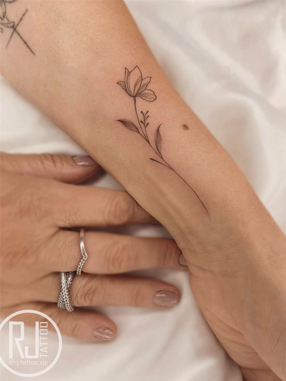 50+ Minimalist Tattoos for Girl with Meaning