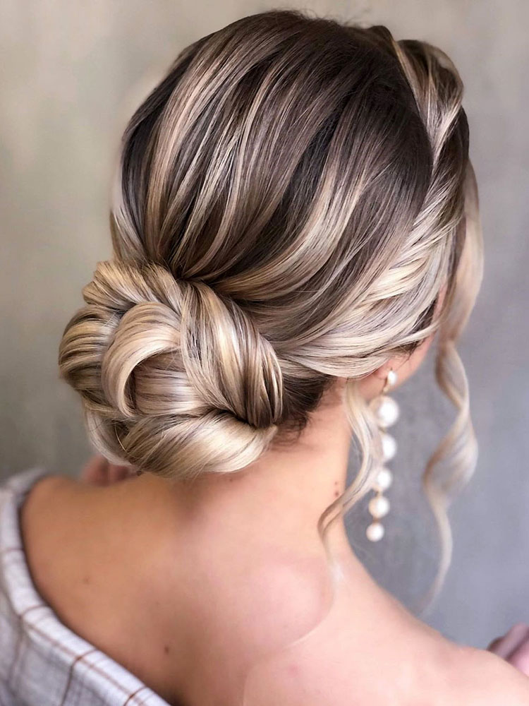 Elegant updo hairstyles for any length and occasion, include low Bun, messy updo and more. If you want to creat updo hairstyle, you can browse our website from time to time. #updos #updohairstyle #bunhairstyles