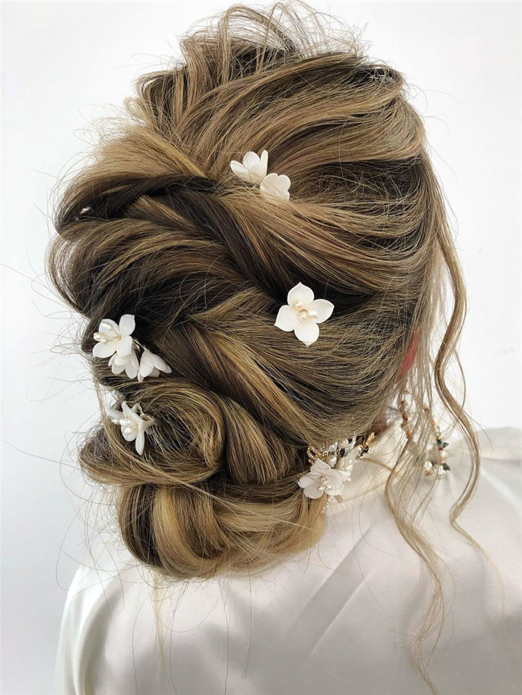 Elegant updo hairstyles for any length and occasion, include low Bun, messy updo and more. If you want to creat updo hairstyle, you can browse our website from time to time. #updos #updohairstyle #bunhairstyles