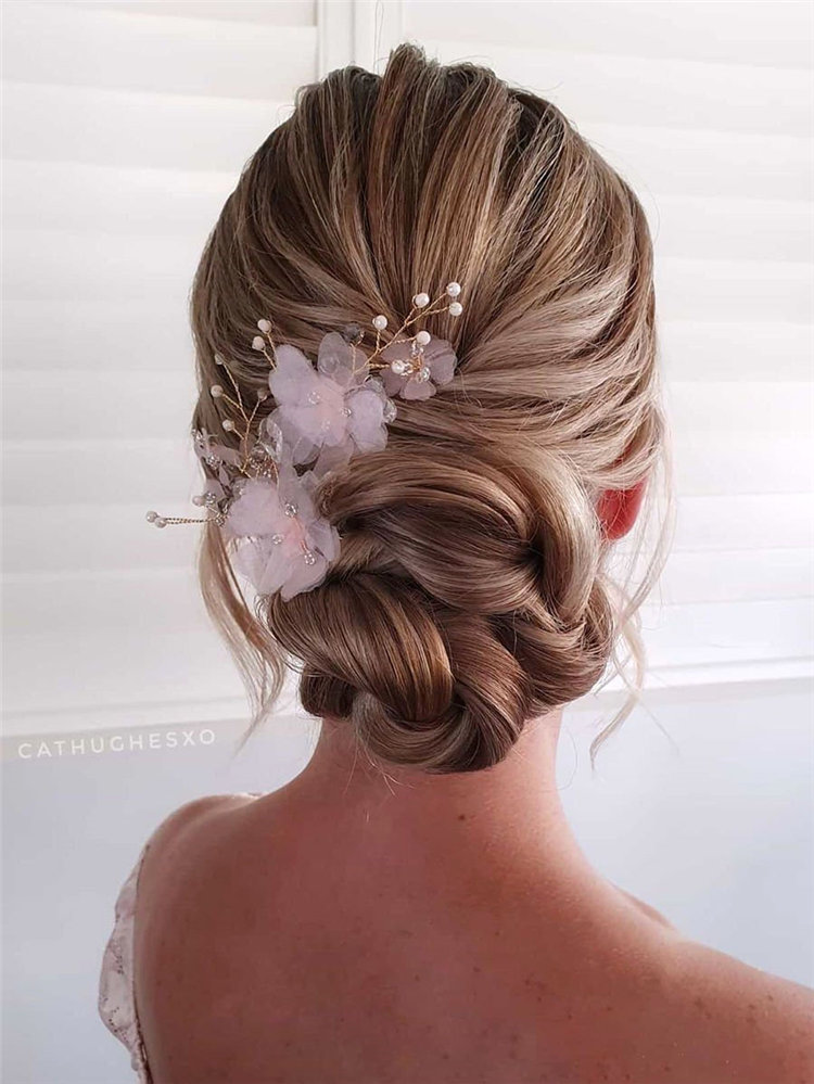 Elegant updo hairstyles for any length and occasion, include low Bun, messy updo and more. If you want to creat updo hairstyle, you can browse our website from time to time. #updos #updohairstyle #bunhairstyles