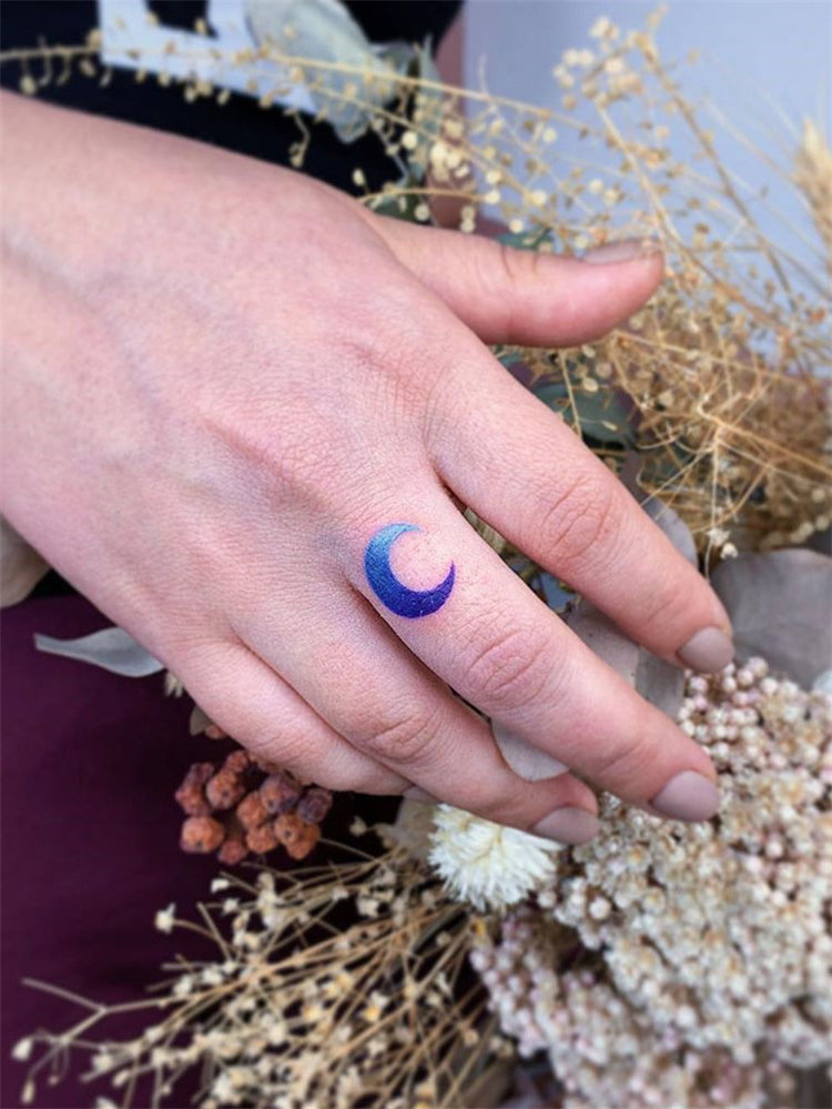 Simple and tiny finger tattoos for women, include heart designs, floral tattoos and more. If you want to try samll tattoo on the finger, you can browse our website from time to time. #fingertattoo #smalltattoos #tinytattoos #simpletattoos
