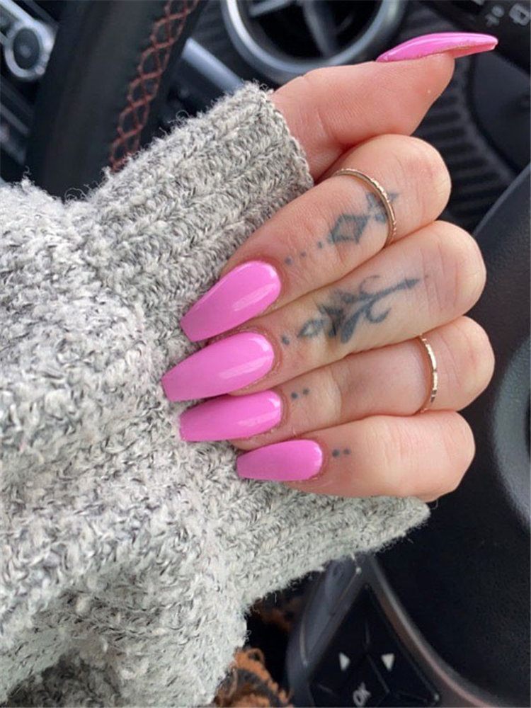 Simple and tiny finger tattoos for women, include heart designs, floral tattoos and more. If you want to try samll tattoo on the finger, you can browse our website from time to time. #fingertattoo #smalltattoos #tinytattoos #simpletattoos