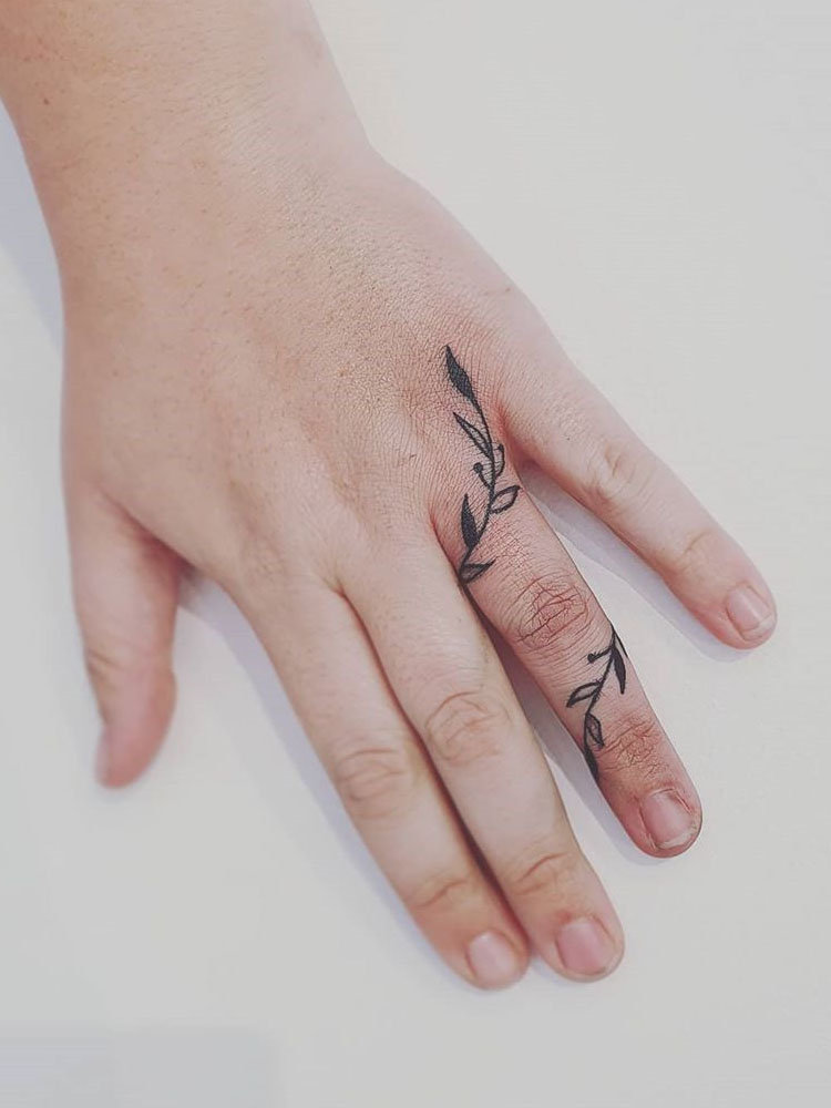 Simple and tiny finger tattoos for women, include heart designs, floral tattoos and more. If you want to try samll tattoo on the finger, you can browse our website from time to time. #fingertattoo #smalltattoos #tinytattoos #simpletattoos
