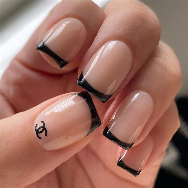 Black nail art has become one of the hottest looks in nails. We have found 40 edgy black nails designs ideas include french nails, square, round. Balck nail would be perfect for a any occasion.  #blacknails #nailart #nails