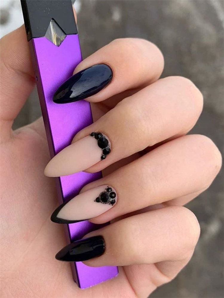 Black nail art has become one of the hottest looks in nails. We have found 40 edgy black nails designs ideas include french nails, square, round. Balck nail would be perfect for a any occasion.  #blacknails #nailart #nails