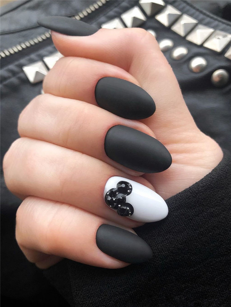 Black nail art has become one of the hottest looks in nails. We have found 40 edgy black nails designs ideas include french nails, square, round. Balck nail would be perfect for a any occasion.  #blacknails #nailart #nails