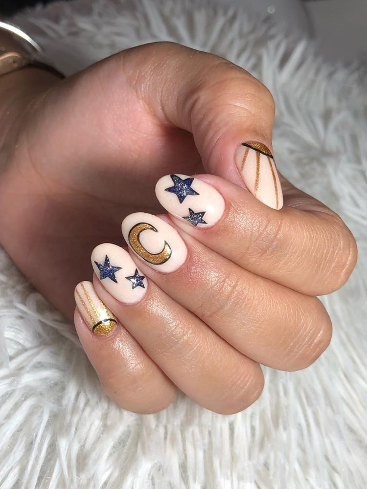 Longing for almond nails designs for summer nails? Today we have 31 almond nail ideas to show you. Almond nail design look so stylish and pretty that you can try different design and colors. This manicure is perfect for the summer. #almondnails #almondnailsdesigns #summernails #nailideas