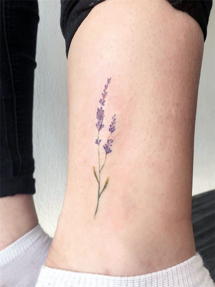 Simple lavender tattoo design ideas on arm, ankle, ribs and and more. If you want to creat lavender tattoo, you can browse our website from time to time. #tattooideas #flowertattoos #lavendertattoo