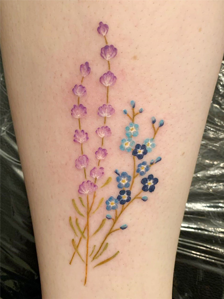 Simple lavender tattoo design ideas on arm, ankle, ribs and and more. If you want to creat lavender tattoo, you can browse our website from time to time. #tattooideas #flowertattoos #lavendertattoo