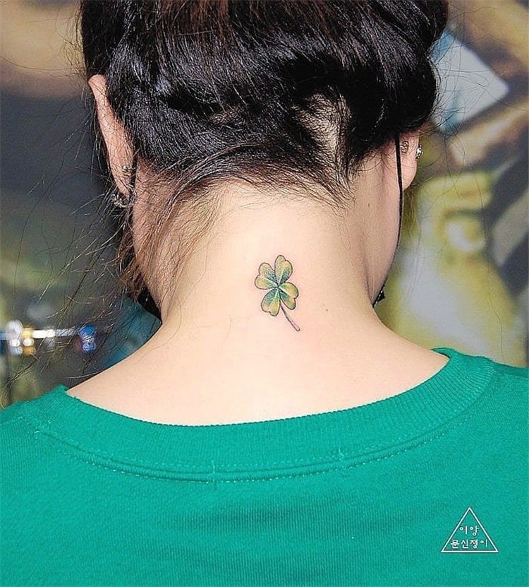 30 four leaf clover tattoo ideas for women, There are green, blue or black line clover tattoos and more. These four leaf clover tattoos will bring you lucky. #clovertattoo #smalltattoos #tattoosforwomen