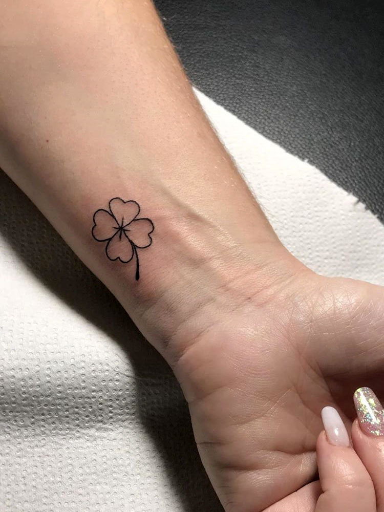 30 four leaf clover tattoo ideas for women, There are green, blue or black line clover tattoos and more. These four leaf clover tattoos will bring you lucky. #clovertattoo #smalltattoos #tattoosforwomen