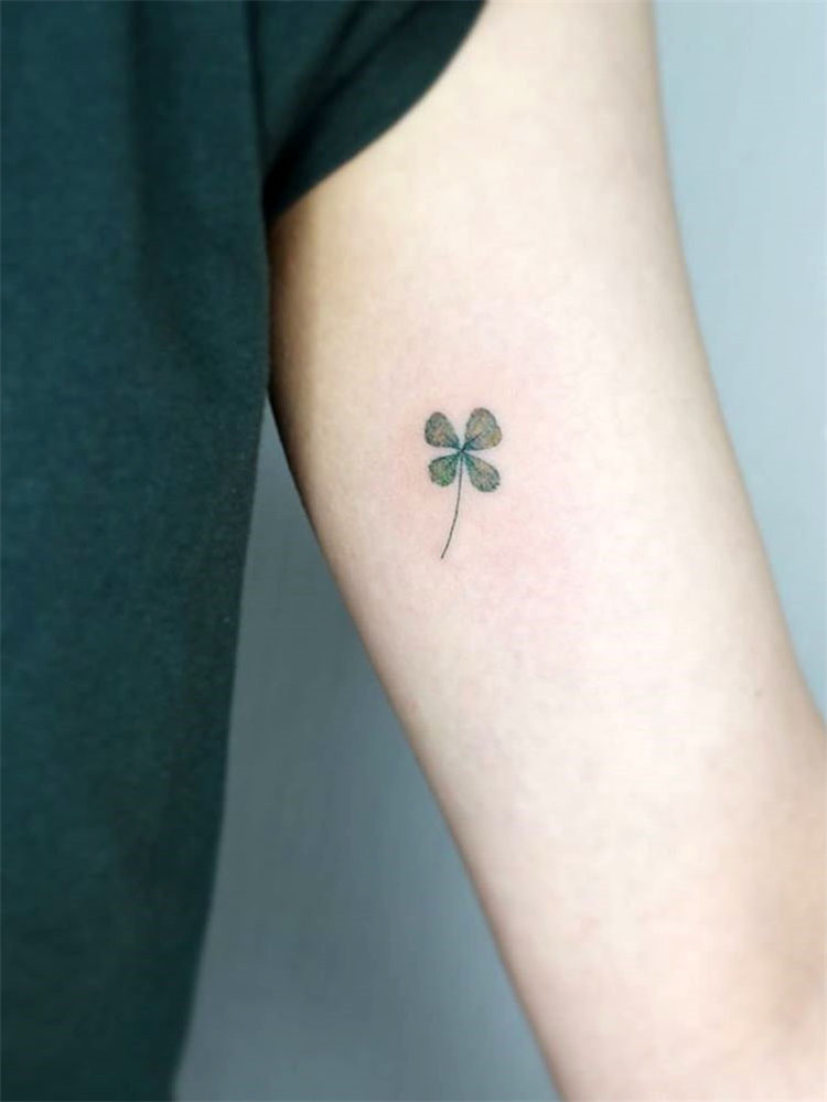 30 four leaf clover tattoo ideas for women, There are green, blue or black line clover tattoos and more. These four leaf clover tattoos will bring you lucky. #clovertattoo #smalltattoos #tattoosforwomen