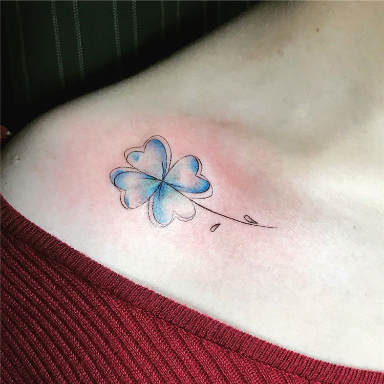 30 four leaf clover tattoo ideas for women, There are green, blue or black line clover tattoos and more. These four leaf clover tattoos will bring you lucky. #clovertattoo #smalltattoos #tattoosforwomen