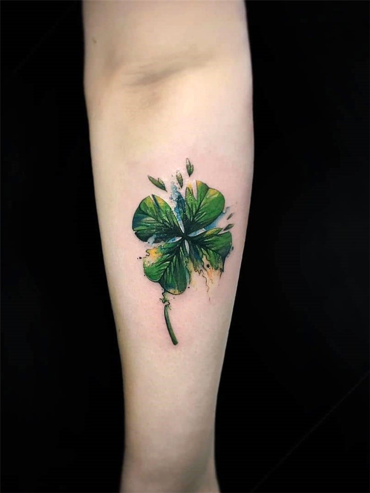 30 four leaf clover tattoo ideas for women, There are green, blue or black line clover tattoos and more. These four leaf clover tattoos will bring you lucky. #clovertattoo #smalltattoos #tattoosforwomen