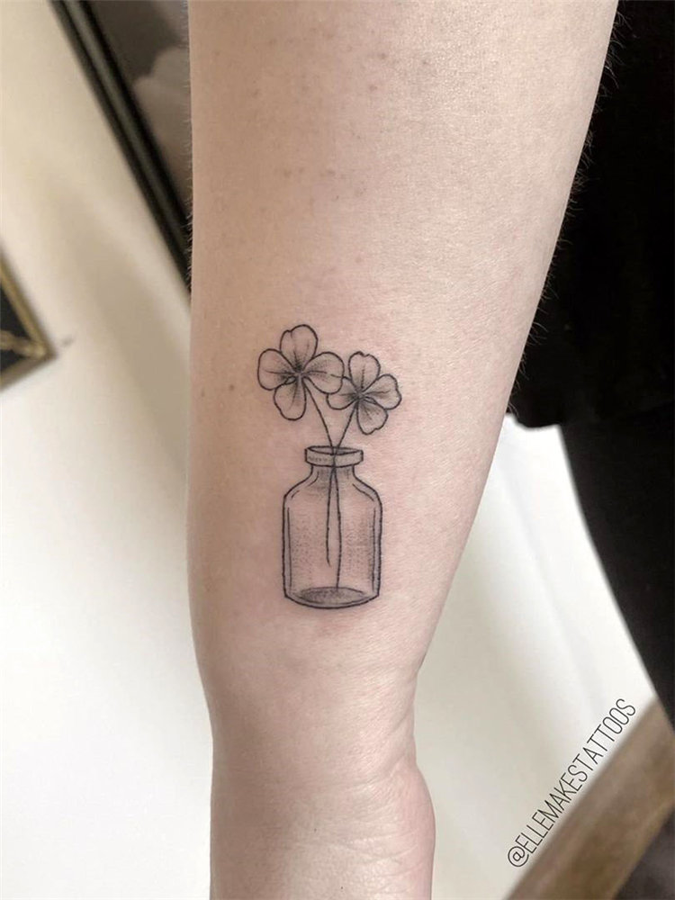 30 four leaf clover tattoo ideas for women, There are green, blue or black line clover tattoos and more. These four leaf clover tattoos will bring you lucky. #clovertattoo #smalltattoos #tattoosforwomen