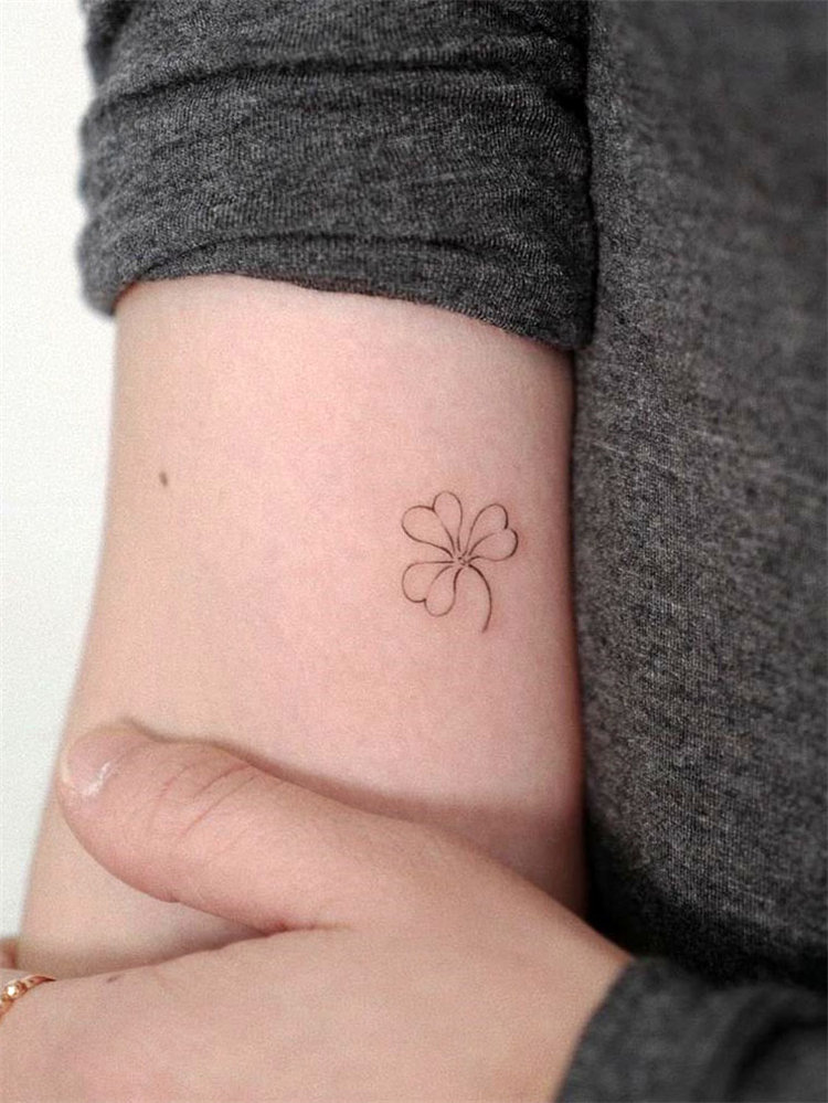 30 four leaf clover tattoo ideas for women, There are green, blue or black line clover tattoos and more. These four leaf clover tattoos will bring you lucky. #clovertattoo #smalltattoos #tattoosforwomen