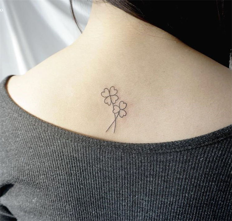 30 four leaf clover tattoo ideas for women, There are green, blue or black line clover tattoos and more. These four leaf clover tattoos will bring you lucky. #clovertattoo #smalltattoos #tattoosforwomen