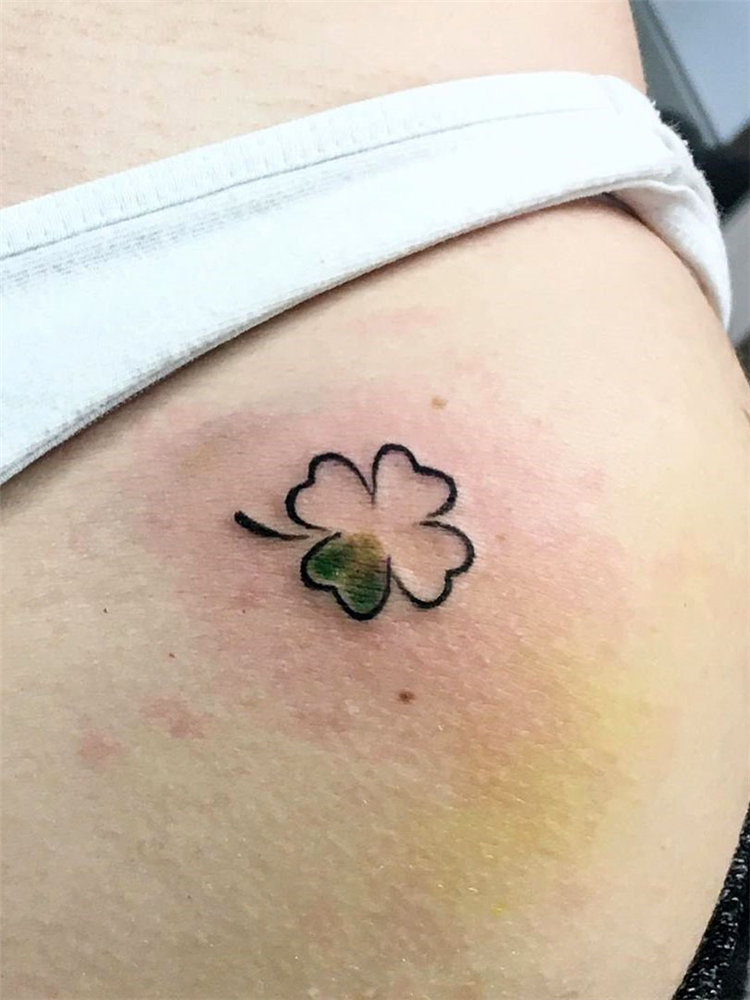 30 four leaf clover tattoo ideas for women, There are green, blue or black line clover tattoos and more. These four leaf clover tattoos will bring you lucky. #clovertattoo #smalltattoos #tattoosforwomen