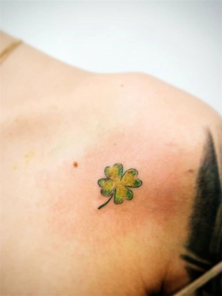 30 four leaf clover tattoo ideas for women, There are green, blue or black line clover tattoos and more. These four leaf clover tattoos will bring you lucky. #clovertattoo #smalltattoos #tattoosforwomen