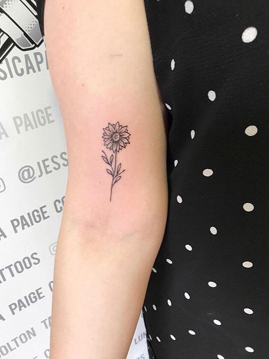 Longing for a small tattoos for women? Today we have 40 small tattoo ideas to show you. Small tattoos are our choice because they are stylish, cute and can be desinged as you like. #smalltattoos #small tattoosforwomen #tattooideas #tinytattoo