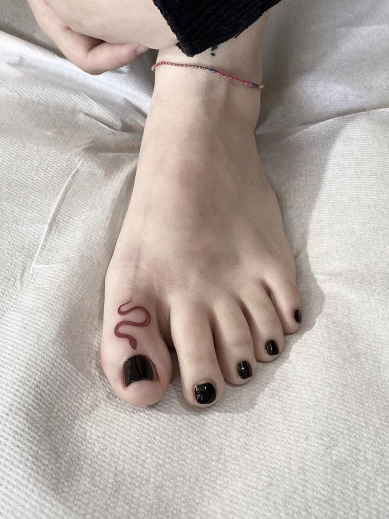 Longing for a small tattoos for women? Today we have 40 small tattoo ideas to show you. Small tattoos are our choice because they are stylish, cute and can be desinged as you like. #smalltattoos #small tattoosforwomen #tattooideas #tinytattoo
